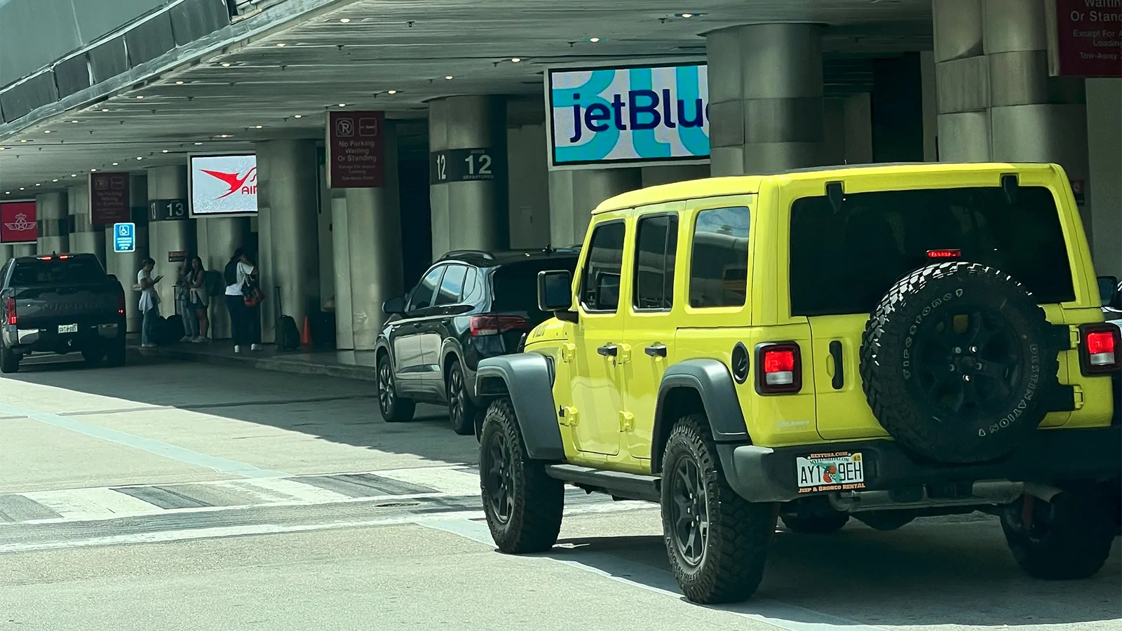 Jeep Wrangler de BEXT esperando en la acera de la terminal del aeropuerto de Fort Lauderdale