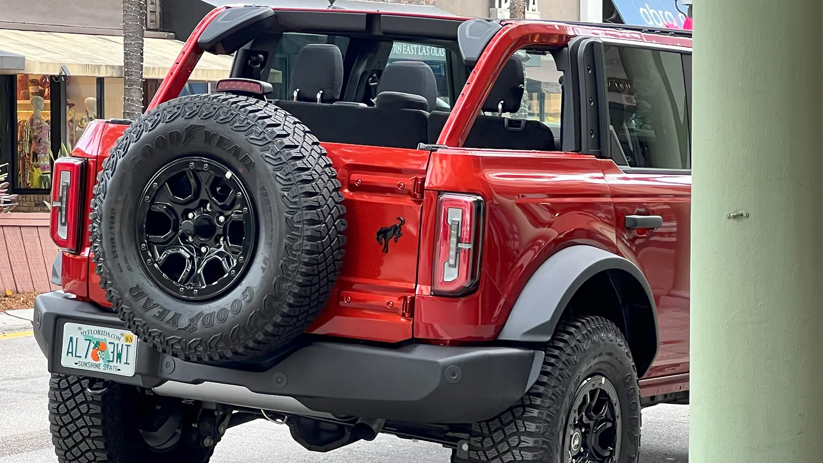 Ford Bronco rojo estacionado junto a la playa