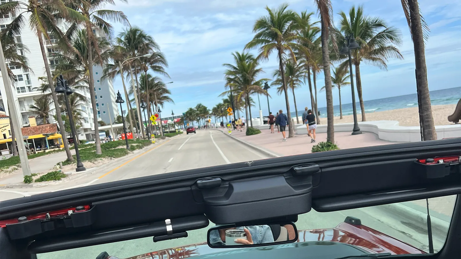 Manejando un Jeep sin techo por la costanera de Fort Lauderdale