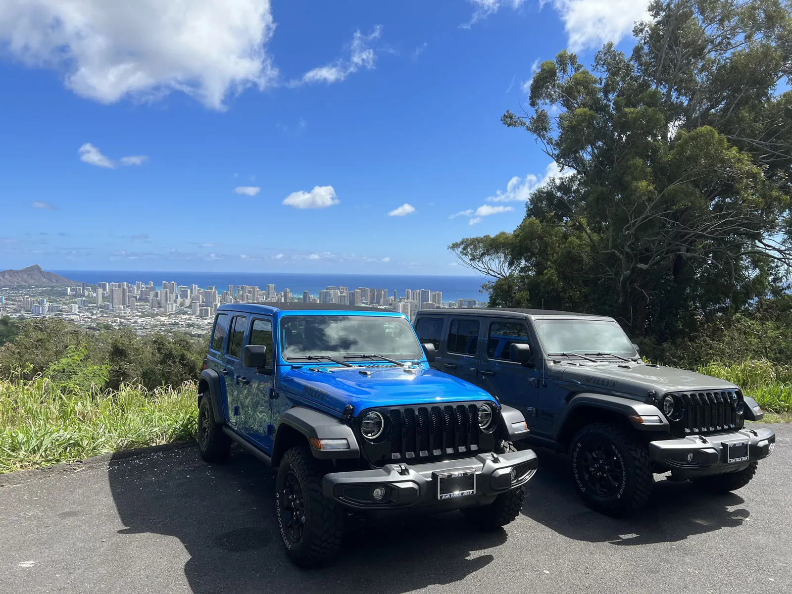 Jeep azul con Honolulu de fondo