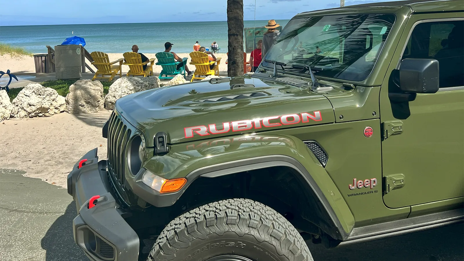 Jeep Rubicon verde en la playa