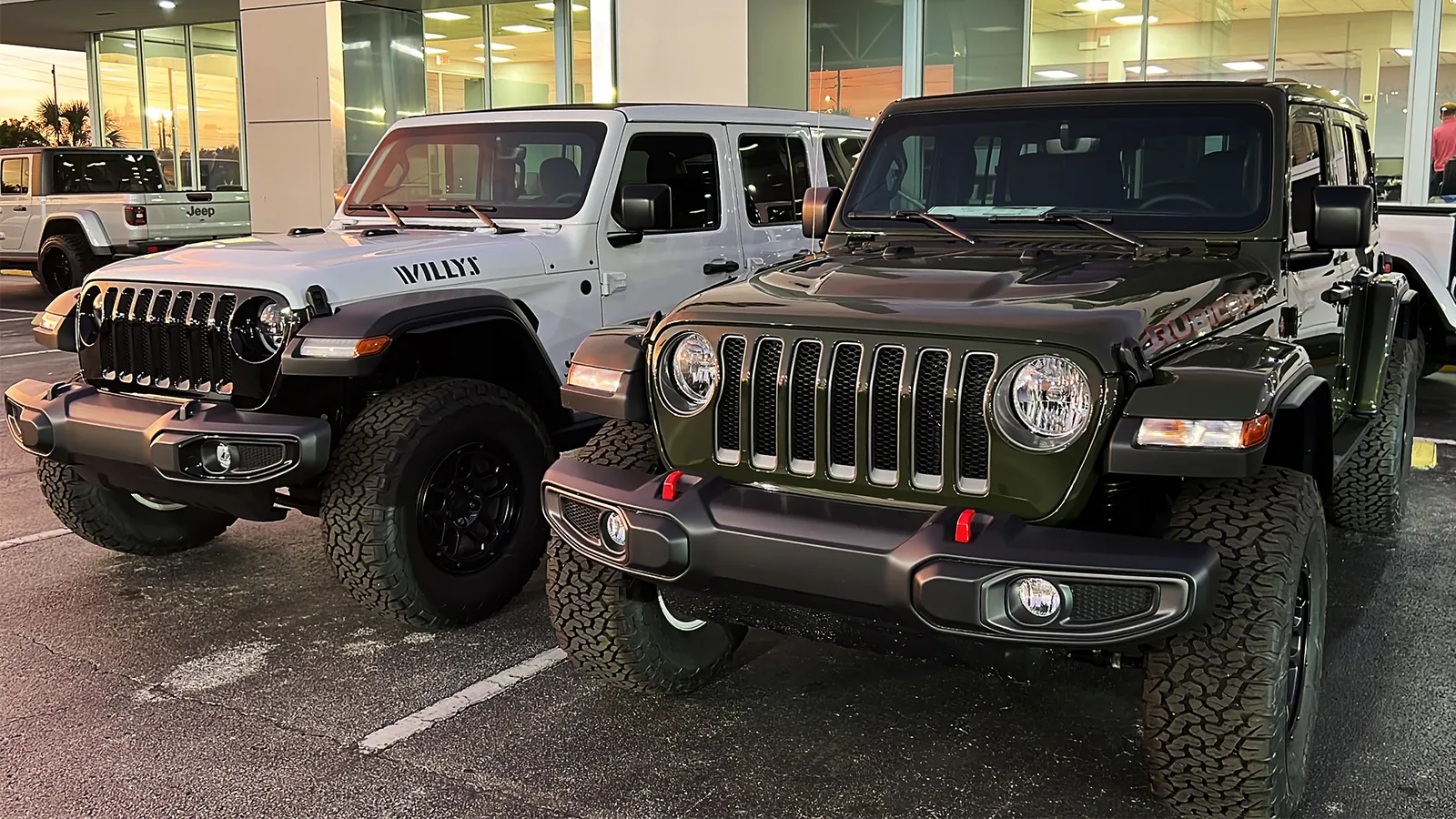 Dos Jeeps de BEXT frente a un hotel de Miami