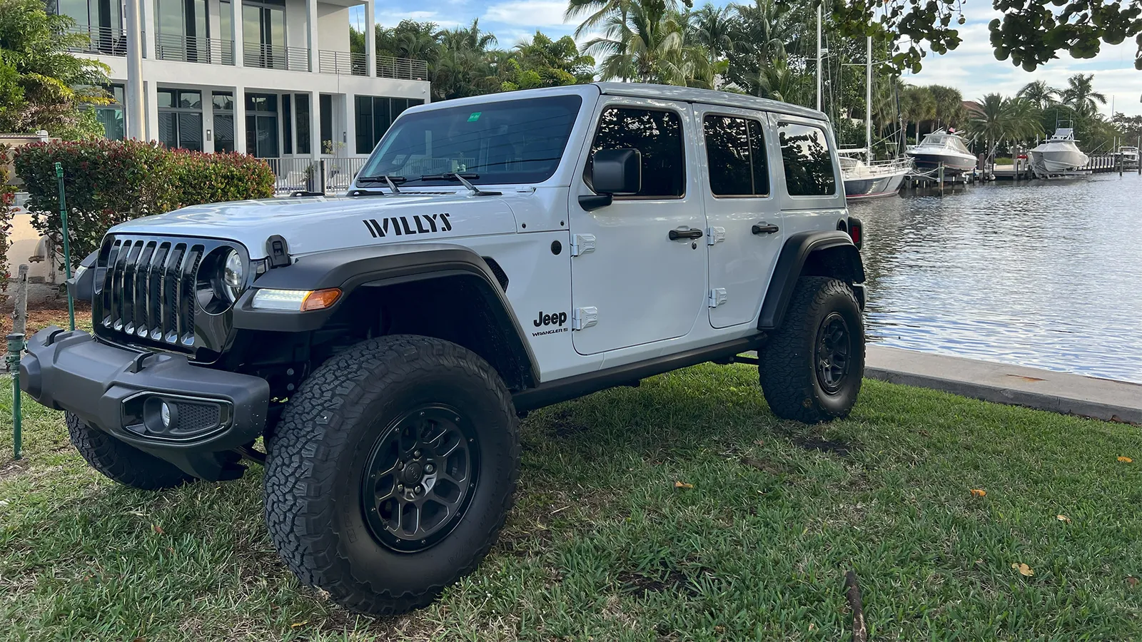 Jeep Willys blanco junto al Intracoastal de Fort Lauderdale