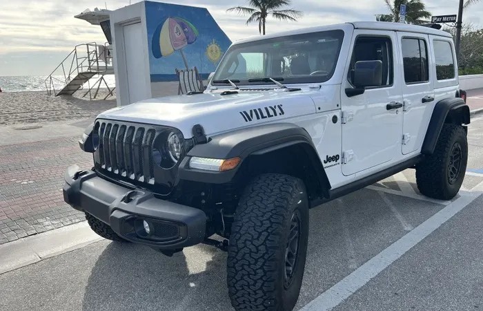 Jeep Wrangler Willys Recon Sky Top — alquiler en Miami y Fort Lauderdale
